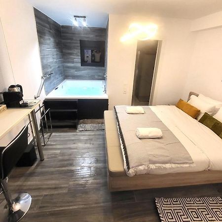 Fabilicious Suites - 2 Apartments- Romantic Jacuzzi & Spacious Family Comfort Athen Eksteriør bilde