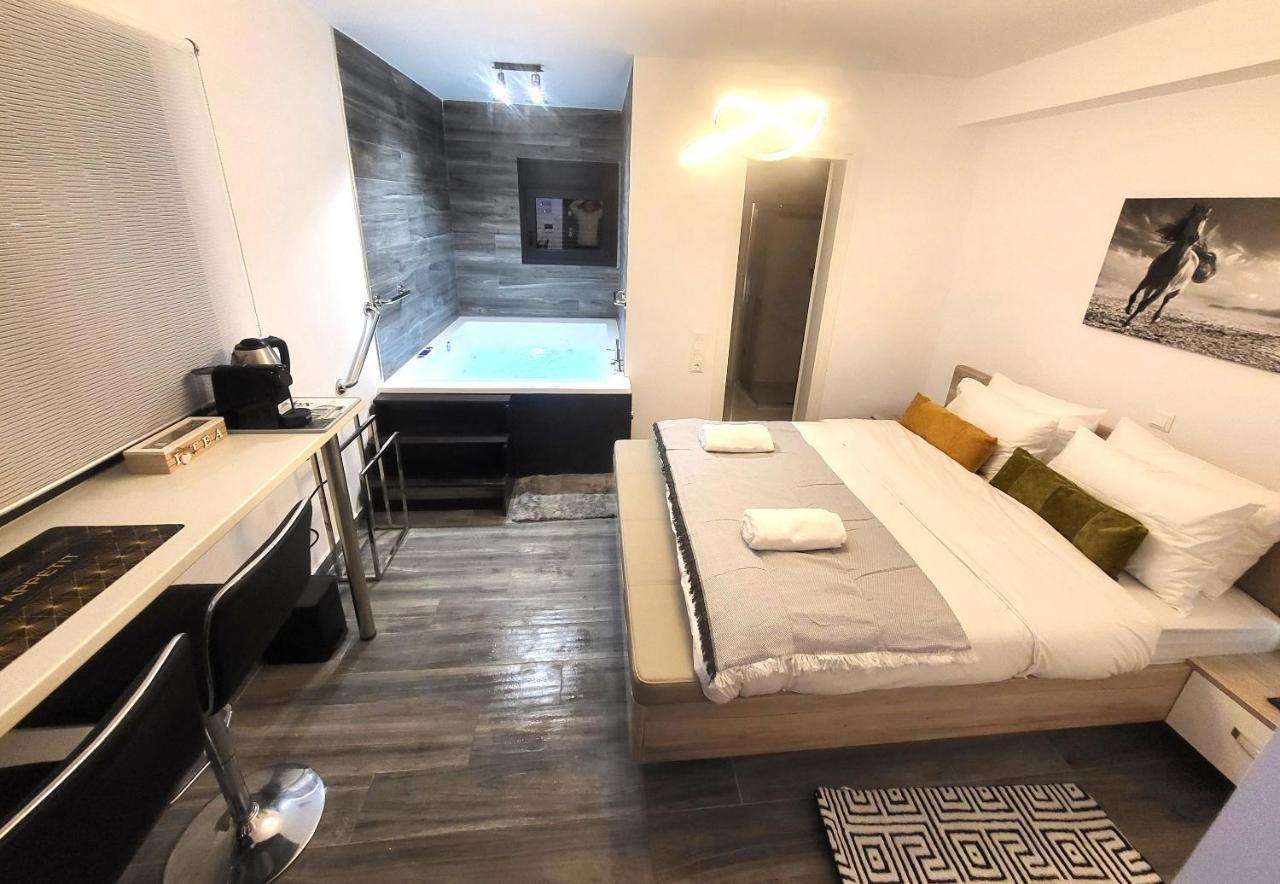 Fabilicious Suites - 2 Apartments- Romantic Jacuzzi & Spacious Family Comfort Athen Eksteriør bilde