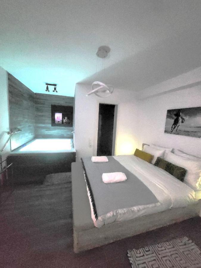 Fabilicious Suites - 2 Apartments- Romantic Jacuzzi & Spacious Family Comfort Athen Eksteriør bilde
