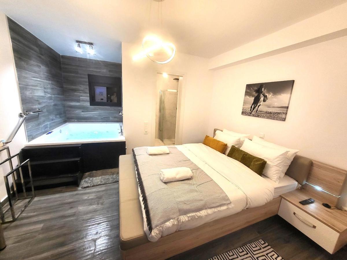 Fabilicious Suites - 2 Apartments- Romantic Jacuzzi & Spacious Family Comfort Athen Eksteriør bilde