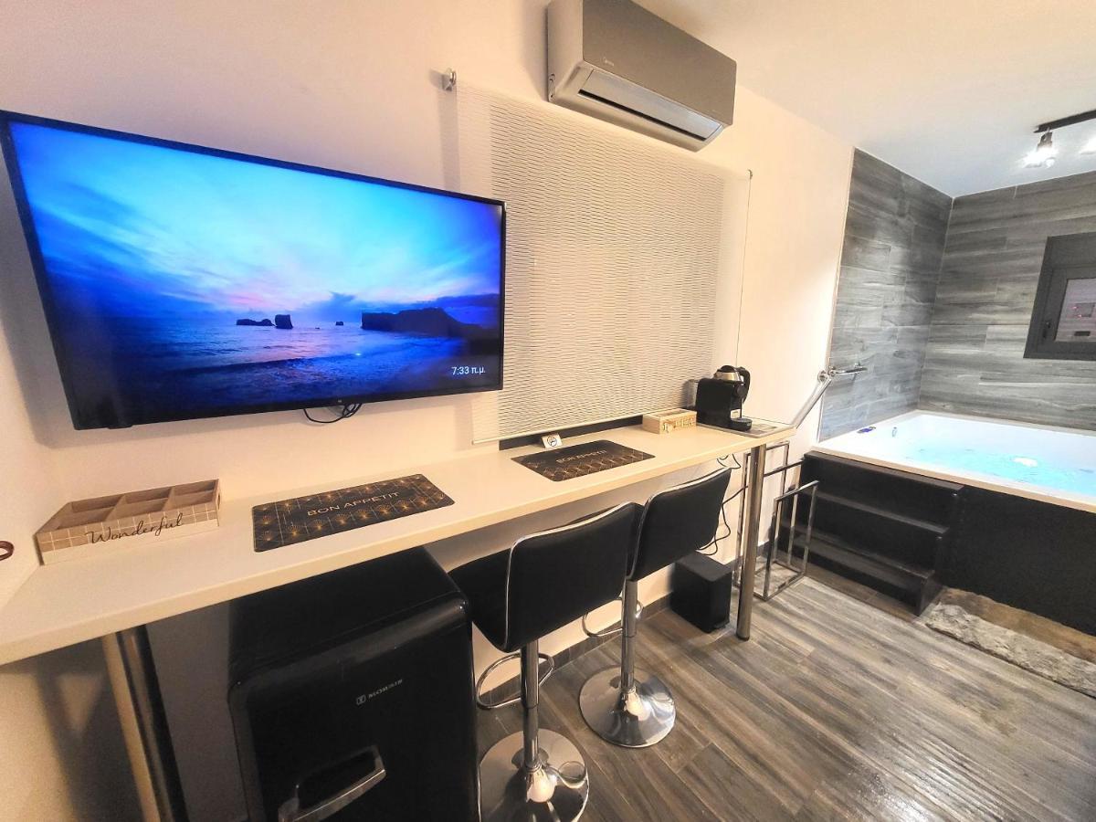 Fabilicious Suites - 2 Apartments- Romantic Jacuzzi & Spacious Family Comfort Athen Eksteriør bilde