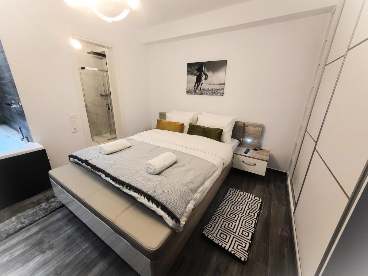 Fabilicious Suites - 2 Apartments- Romantic Jacuzzi & Spacious Family Comfort Athen Eksteriør bilde