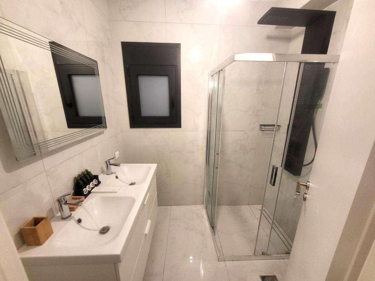 Fabilicious Suites - 2 Apartments- Romantic Jacuzzi & Spacious Family Comfort Athen Eksteriør bilde