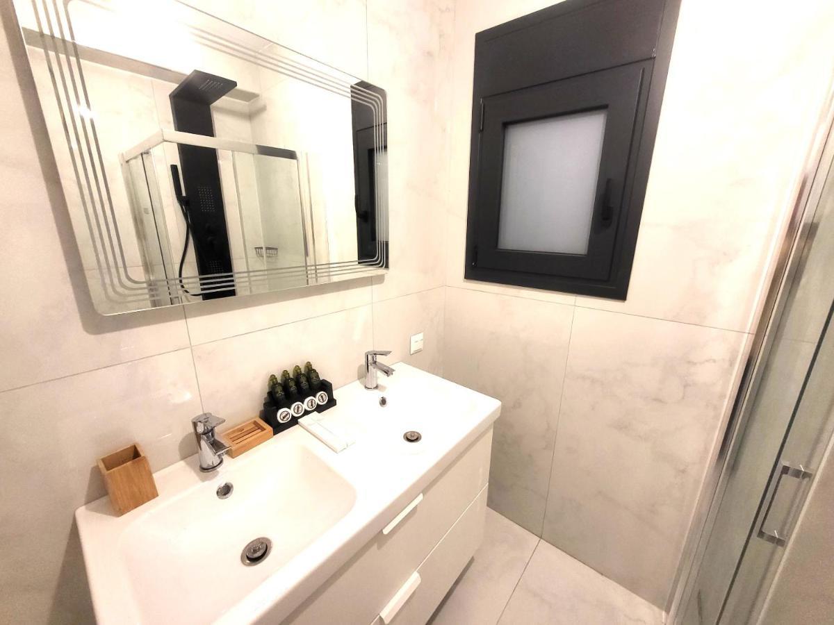 Fabilicious Suites - 2 Apartments- Romantic Jacuzzi & Spacious Family Comfort Athen Eksteriør bilde