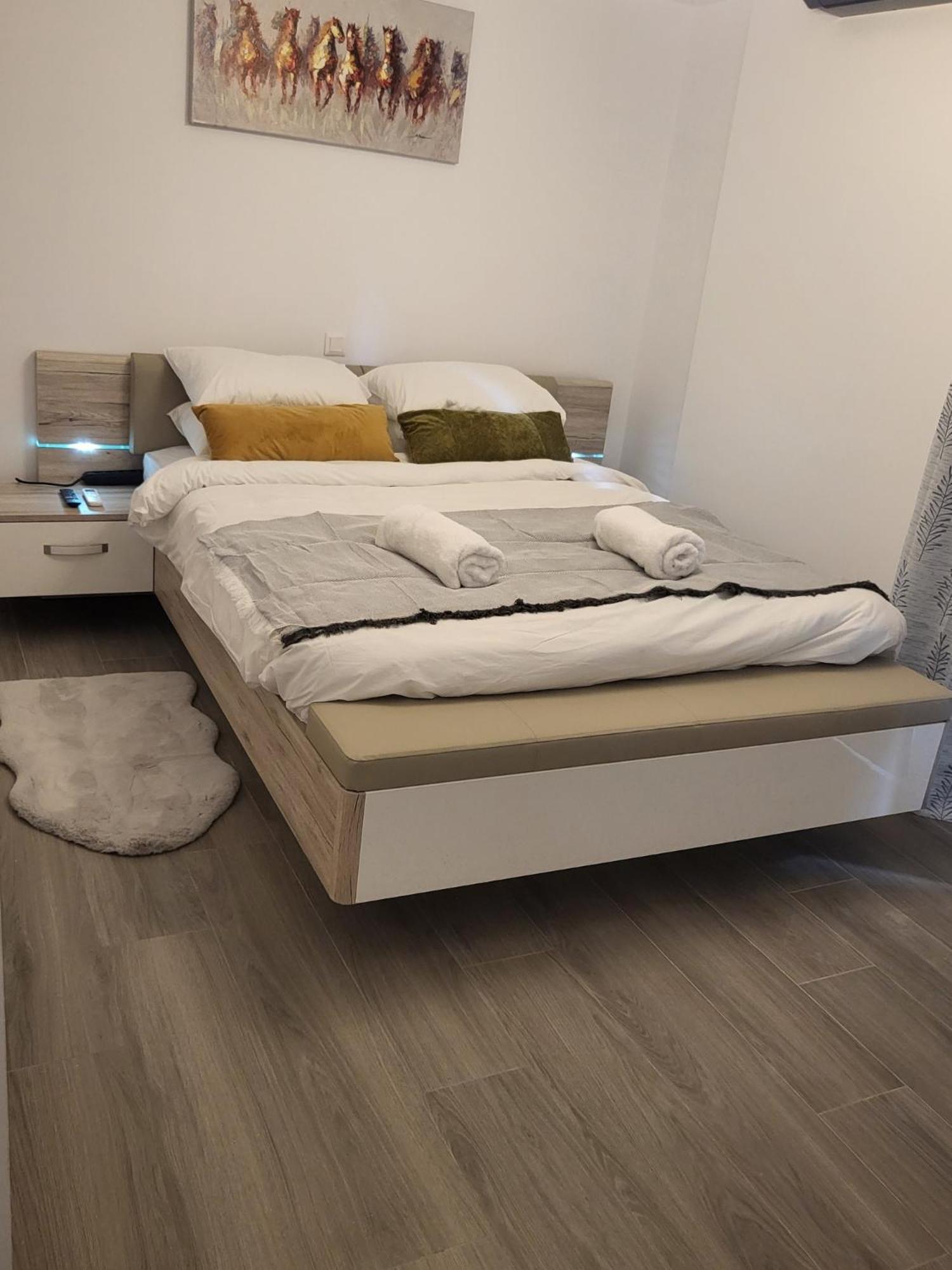 Fabilicious Suites - 2 Apartments- Romantic Jacuzzi & Spacious Family Comfort Athen Eksteriør bilde