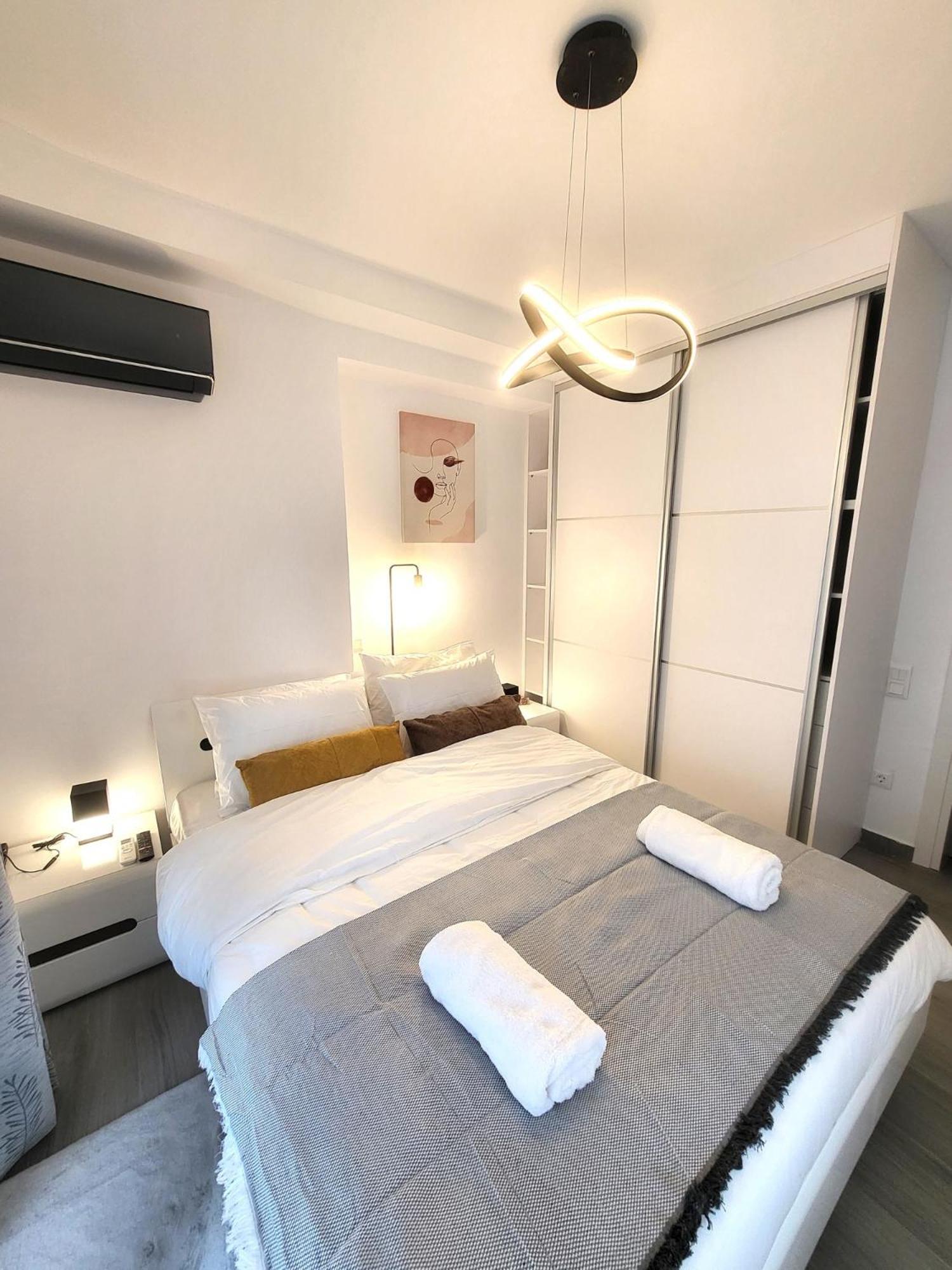 Fabilicious Suites - 2 Apartments- Romantic Jacuzzi & Spacious Family Comfort Athen Eksteriør bilde