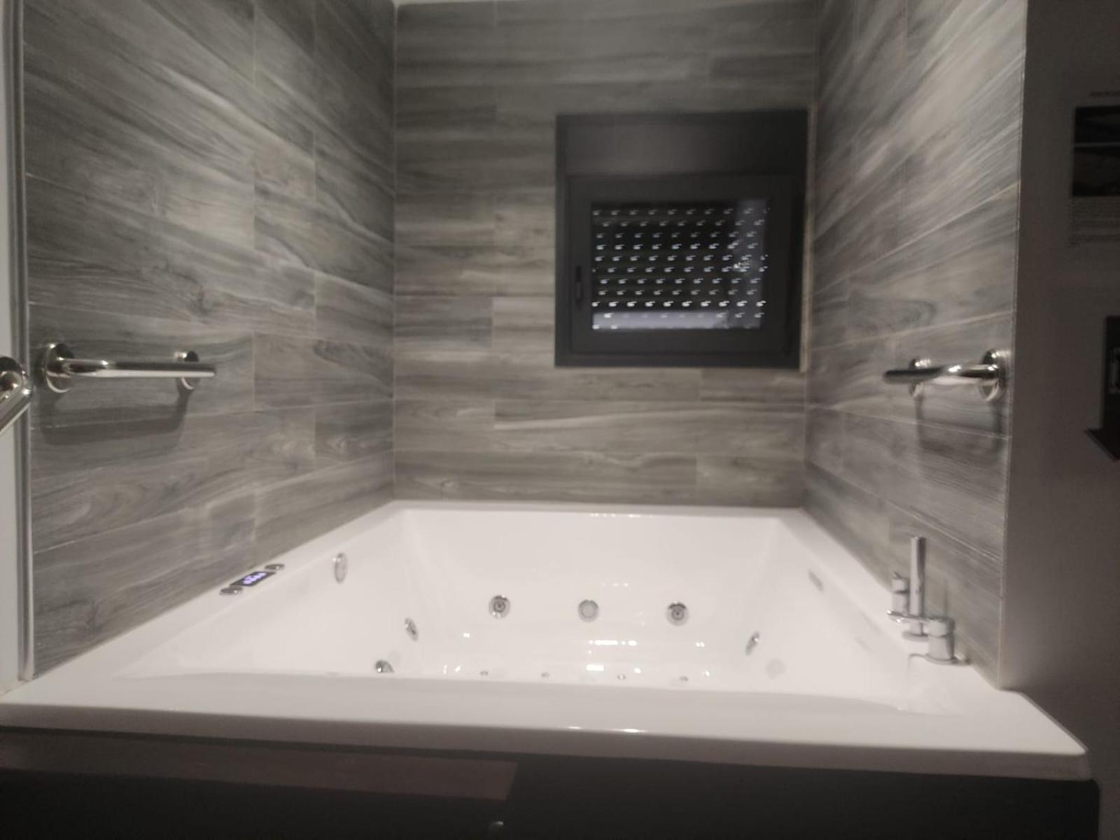 Fabilicious Suites - 2 Apartments- Romantic Jacuzzi & Spacious Family Comfort Athen Eksteriør bilde