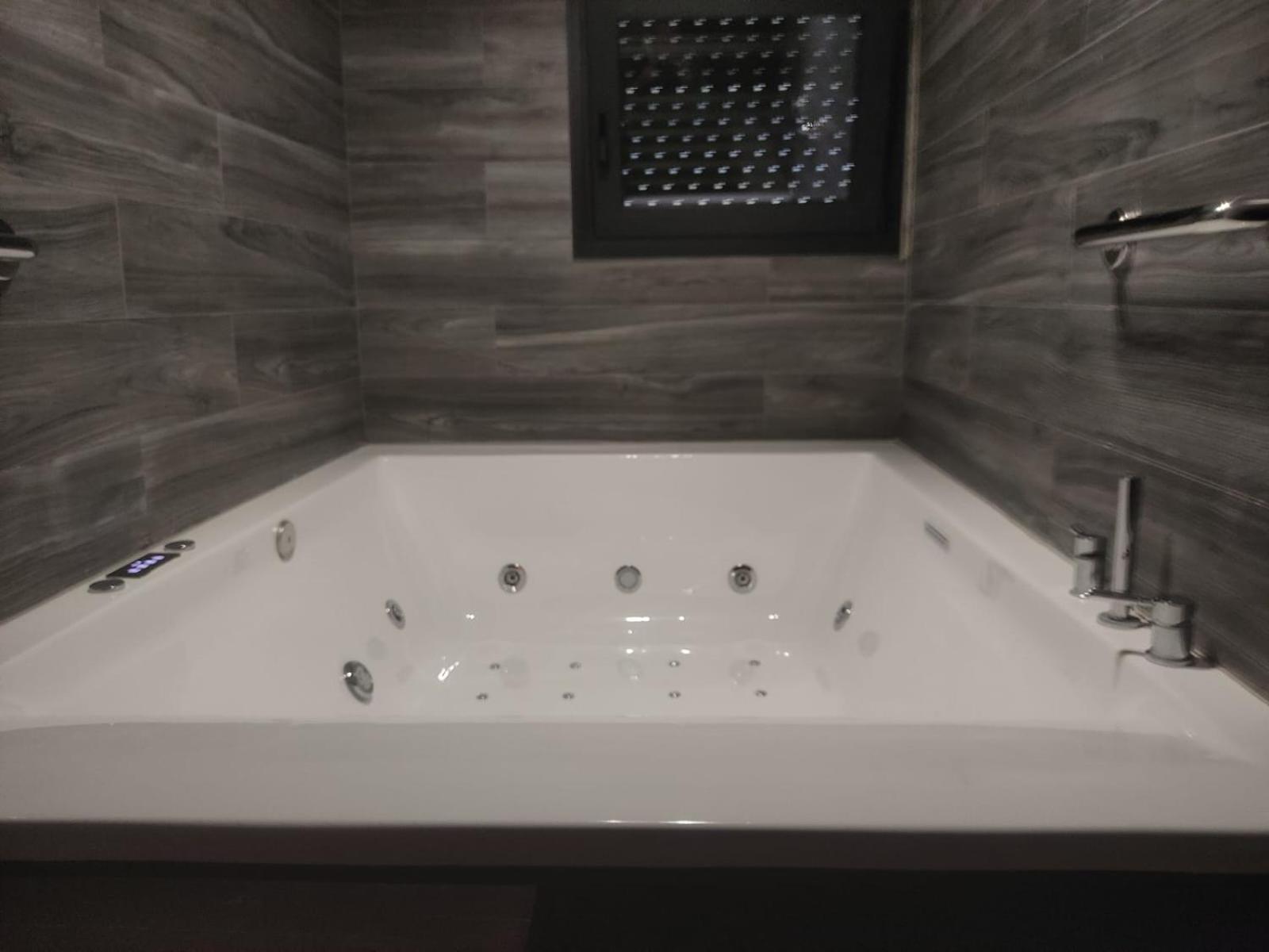 Fabilicious Suites - 2 Apartments- Romantic Jacuzzi & Spacious Family Comfort Athen Eksteriør bilde